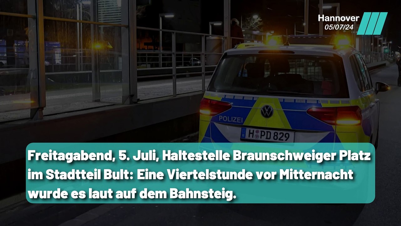 Frau von Teenagern auf Gleis gestoßen