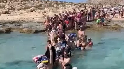 Une île grecque enlève le ponton des bateaux pour diminuer le tourisme