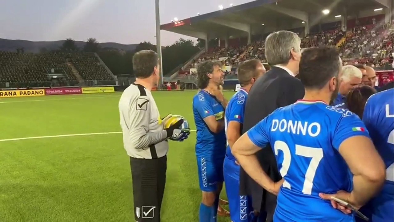 Partita del cuore, il mister La Russa mette in attacco Schlein e Conte. E tutti ridono