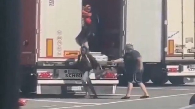 Indignación por el vídeo de un hombre sacando de su camión a latigazos a mujeres migrantes