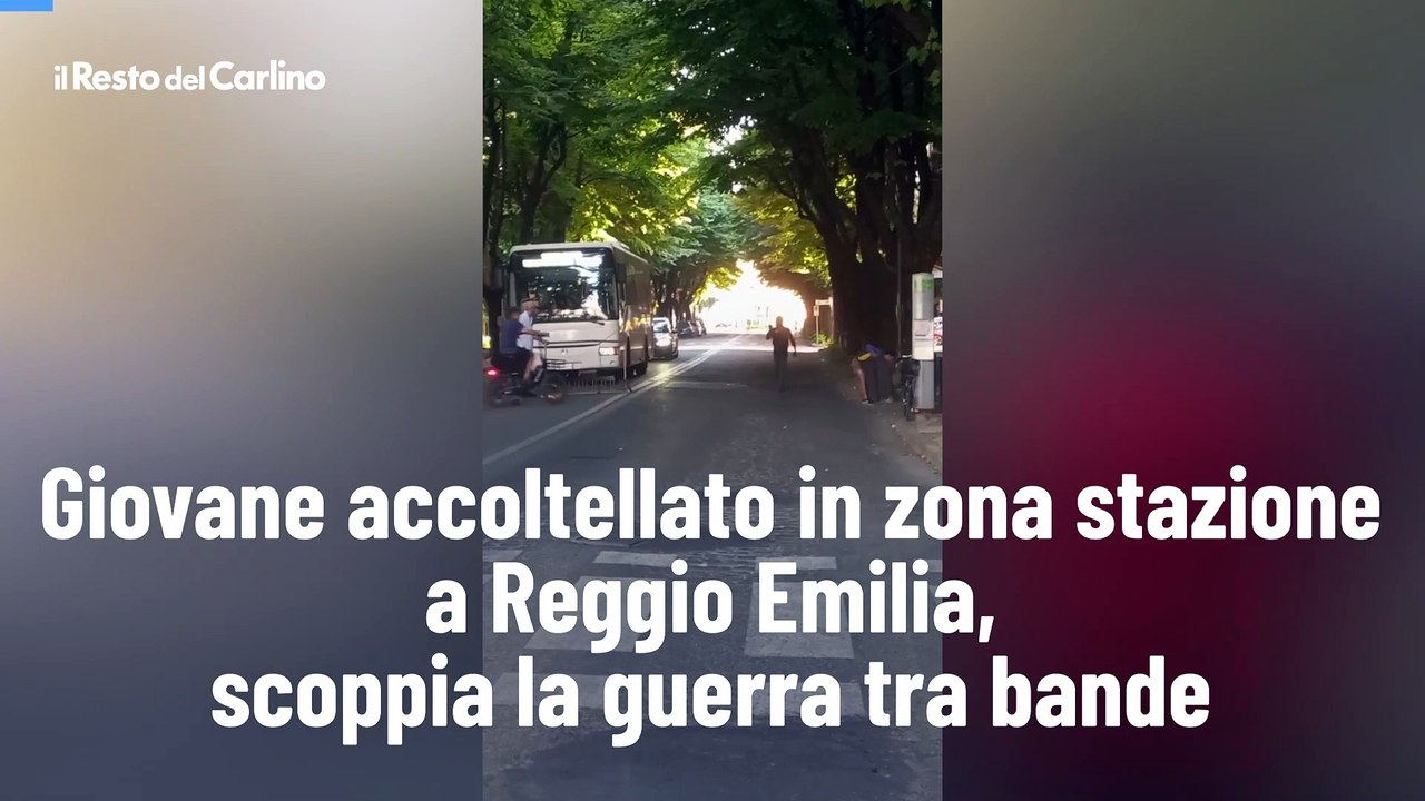 Giovane accoltellato in zona stazione a Reggio Emilia, scoppia la guerra tra bande: il video