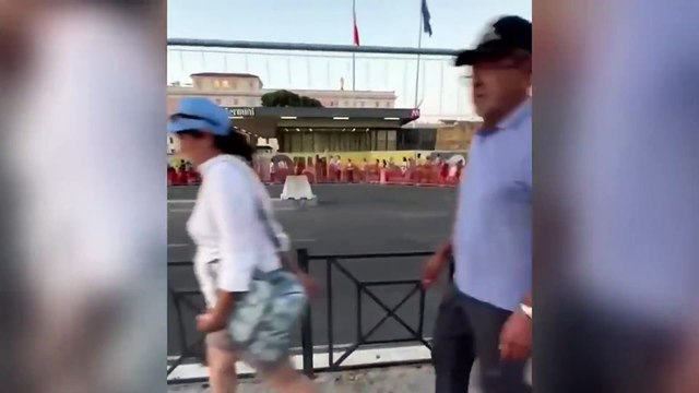 Taxi, la fila interminabile alla stazione Termini: «E non ne arriva nemmeno uno»