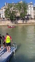 JO 2024: Anne Hidalgo fait son plongeon dans la Seine