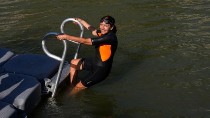 La alcaldesa de París, Anne Hidalgo, se baña en el río Sena