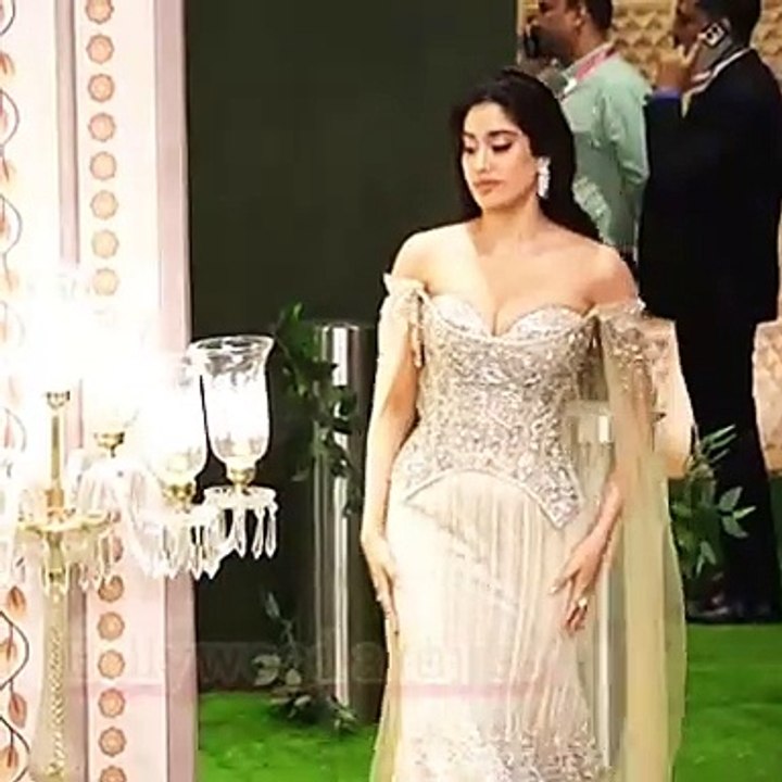 Janhvi Kapoor Shines in Dazzling Lehenga at Anant Ambani's Wedding Reception!
