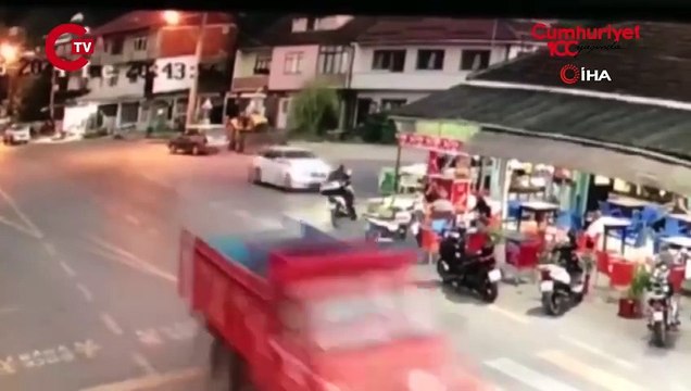 Kontrolden çıkan lüks otomobil, kahvehaneye daldı: 2 yaralı