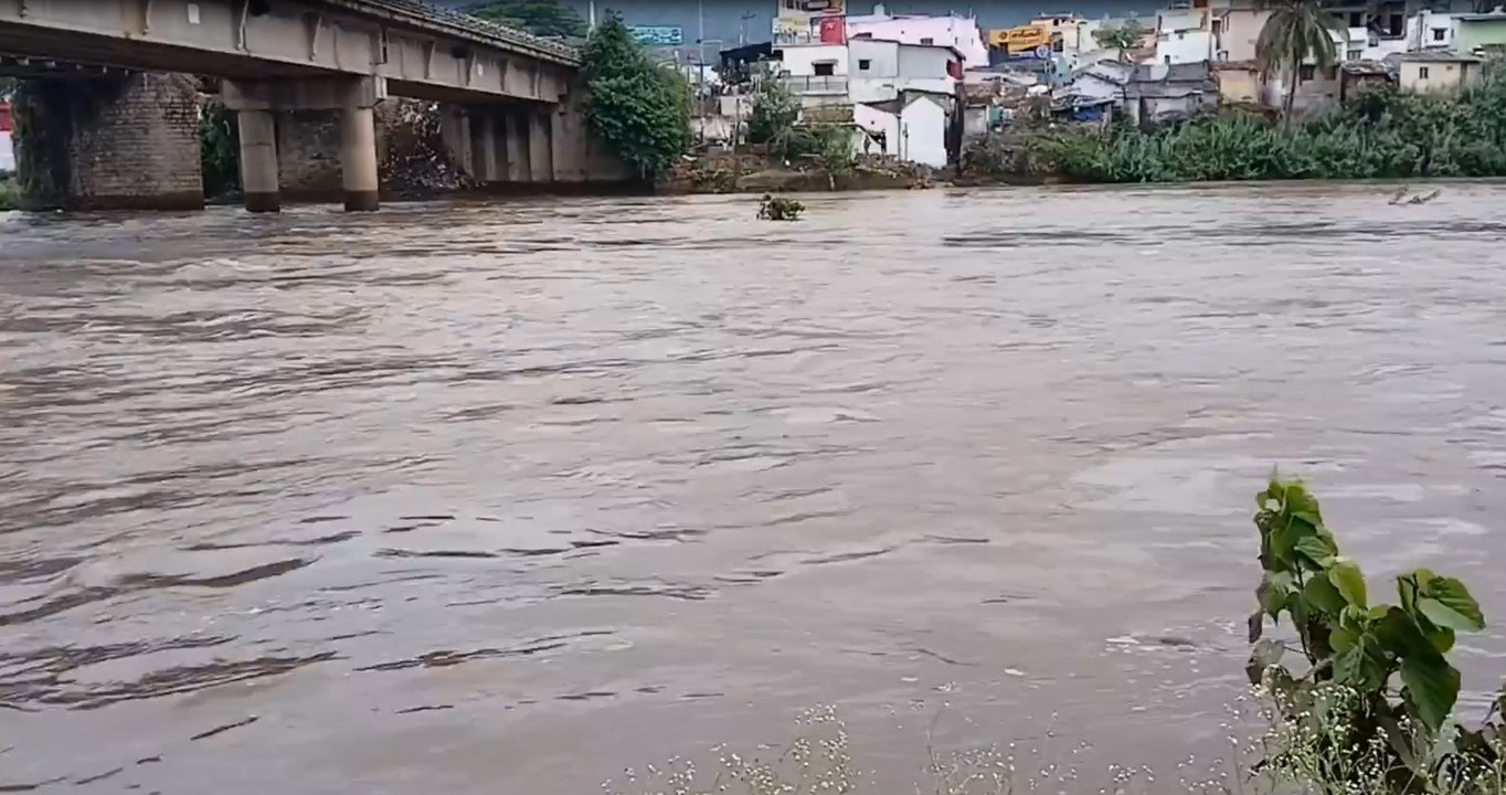 VIDEO: भारी बारिश के बाद नोय्याल नदी, सिरुवानी...