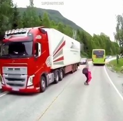 Truck driver quick reflexes save the kid