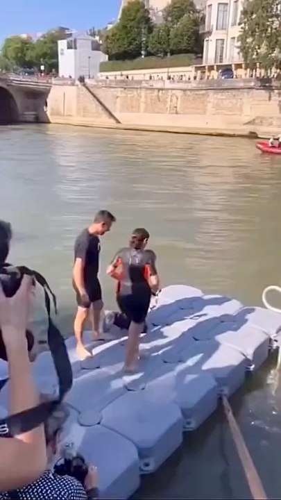 Anne #Hidalgo s’est baignée dans la #Seine ce mercredi 17 juillet 2024. À neuf jours de la #cérémonie d’ouverture des #Jeux #olympiques, la maire de Paris, accompagné de Tony #Estanguet et du #préfet de la #région #parisienne Marc #Guillaume