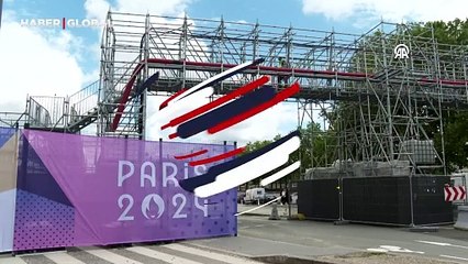 Kirliliğiyle gündemdeydi: Spor Bakanı'nın ardında belediye başkanı da Sen Nehri'nde yüzdü