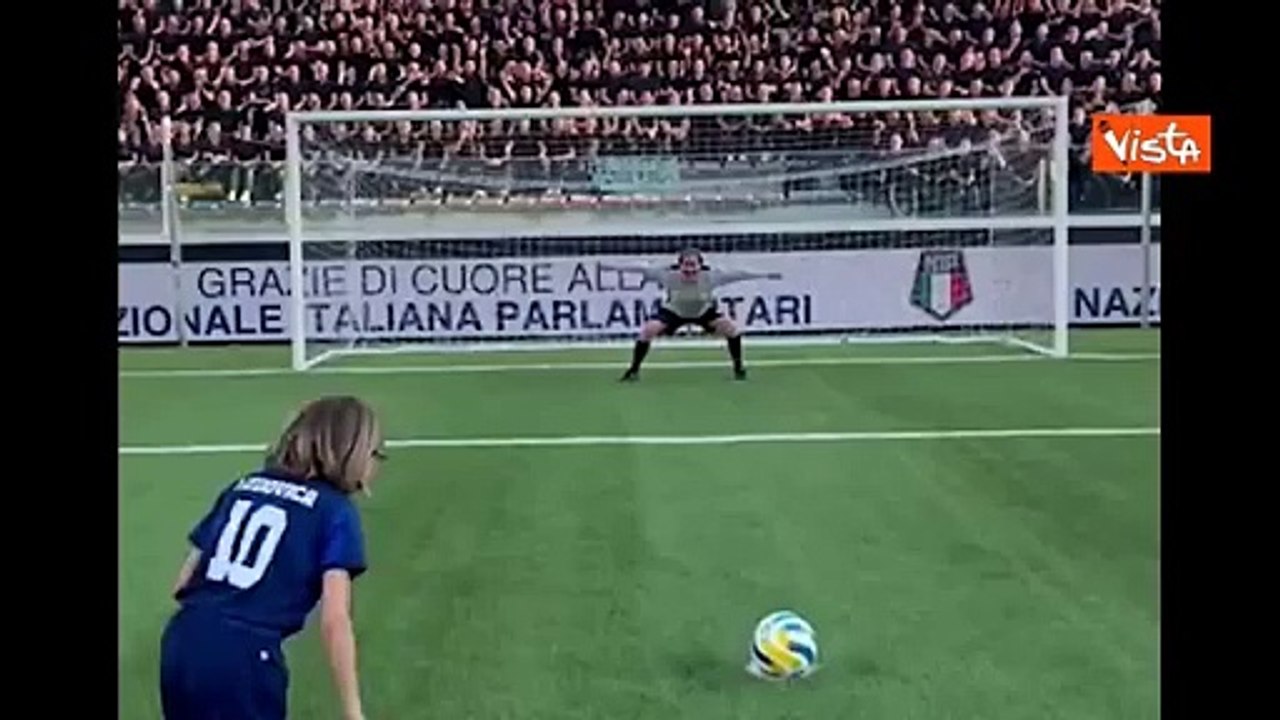 Partita del cuore all'Aquila: Bonelli segna il rigore a Matteo Renzi ed esulta