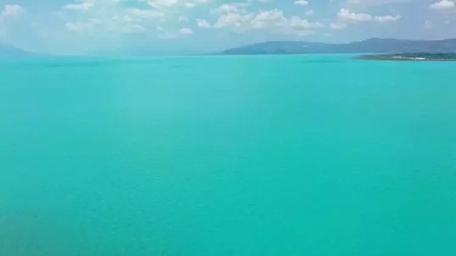 İznik Gölü alg patlamasıyla turkuaz görünüme kavuştu