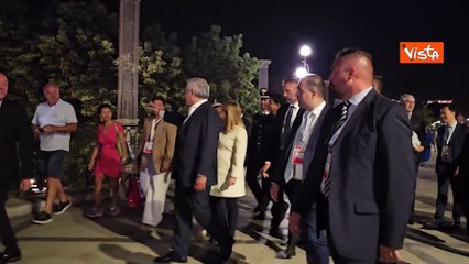 Скачать видео: G7 Commercio, Tajani con camicia sbottonata accompagna ministri sul lungomare di Reggio Calabria