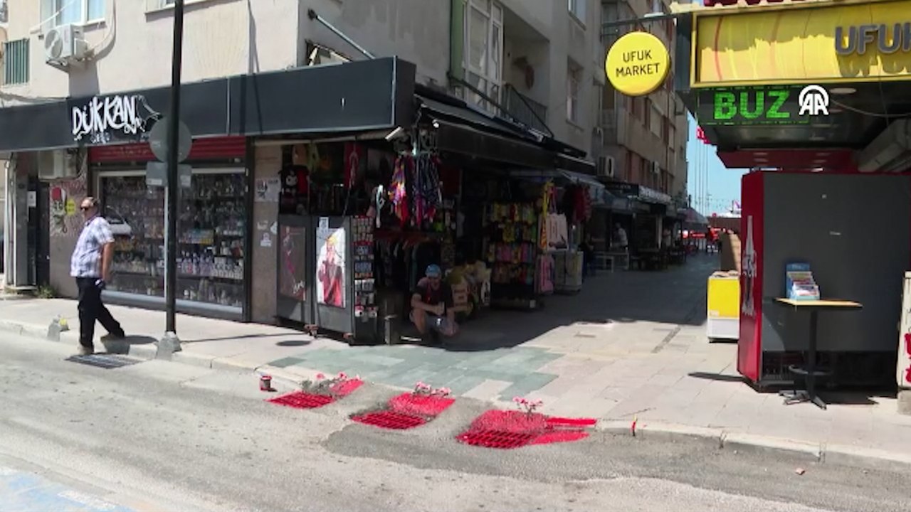 2 kişinin elektrik akımına kapılarak öldüğü sokakta mazgallar kırmızıya boyandı