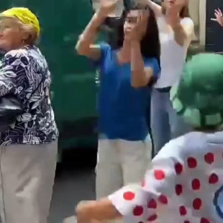 Grand n'importe quoi : une femme arrache un bob Tour de France des mains d'un enfant...