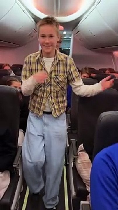 Flying in airplane #maxmalamo #williamzilliacus #chinesetipdance #airplane