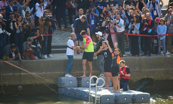 رئيسة بلدية باريس تغطس في السين لتأكيد نظافته