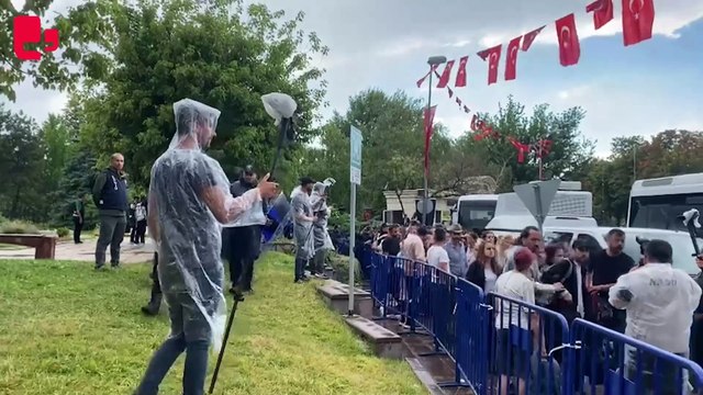 Meclis Parkı önünde bekleyen hayvan hakları savunucuları, polisler tarafından alandan çıkarıldı.