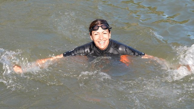 Anne Hidalgo a tenu son pari et s'est baignée dans la Seine