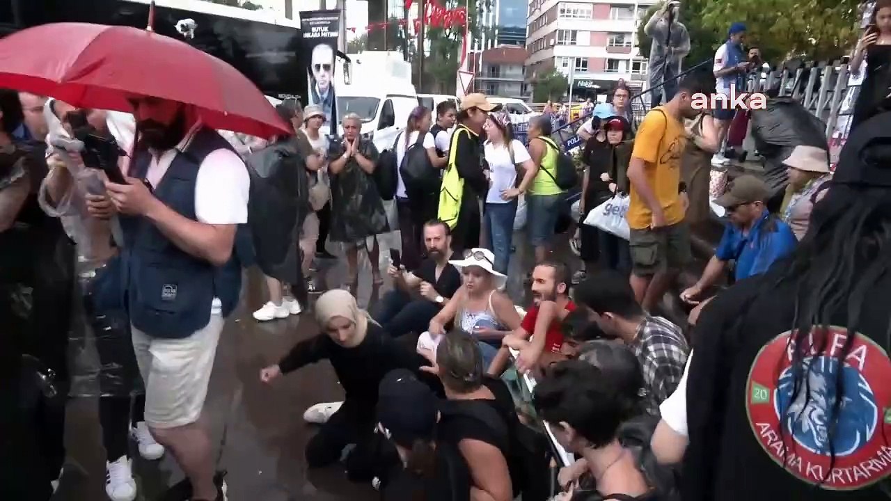 "Sokak hayvanları" yasa teklifi komisyonda: Meclis önündeki hayvan hakları savunucularına polis müdahale etti