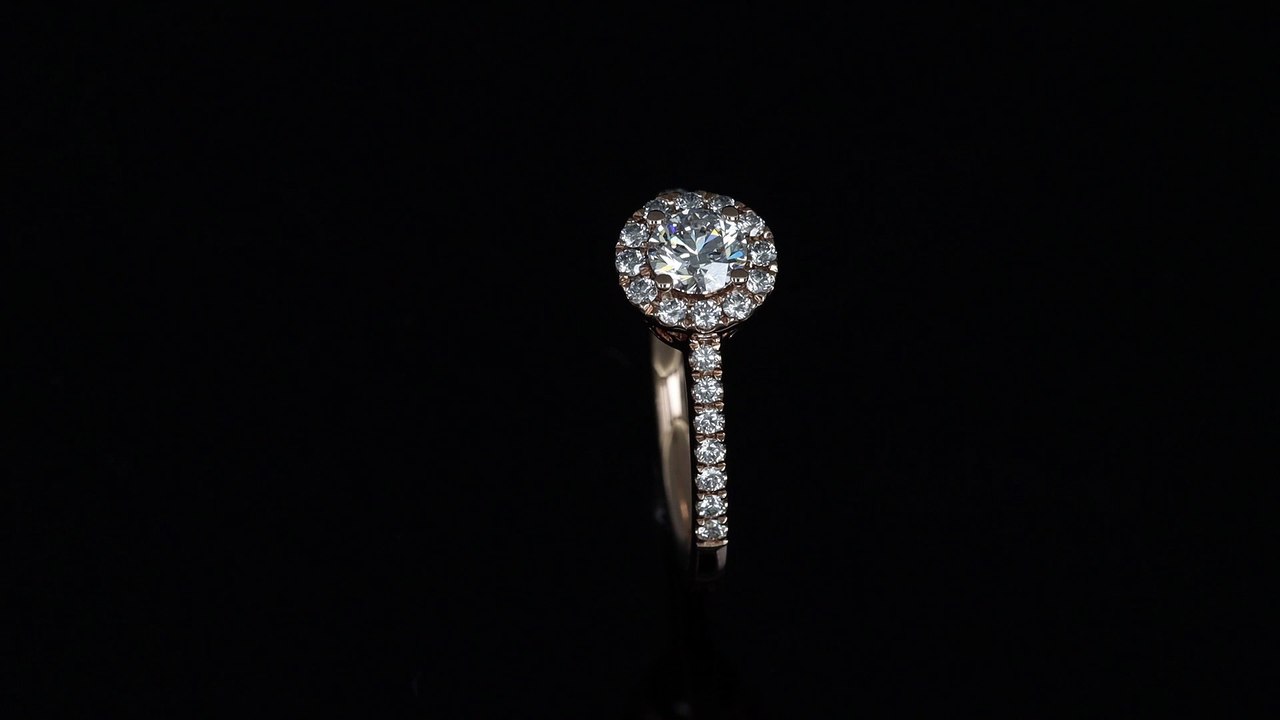 Anello solitario tondo in oro rosa con pavé di diamanti della Gioielleria Casavola di Noci