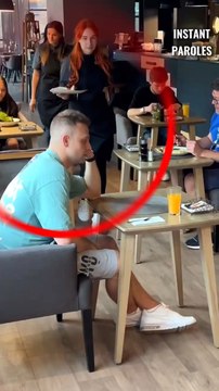 Cet homme fête son anniversaire seul au restaurant puis reçoit une compagnie inattendue