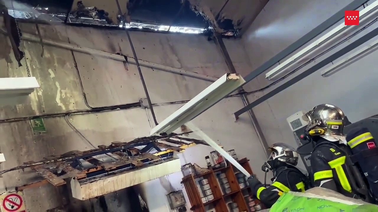 Un incendio calcina una nave industrial en Torrejón de Ardoz