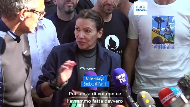 Parigi 2024, la sindaca Hidalgo nuota nella Senna alla vigilia delle Olimpiadi