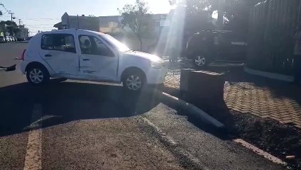 Colisão entre Clio e Duster é registrada no Centro de Cascavel