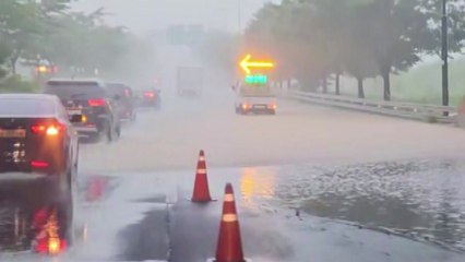 도로까지 하천 범람...모든 차량 엉금엉금 / YTN