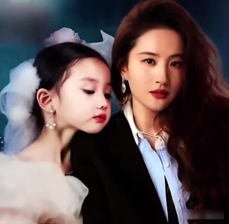 Actu & Buzz : Des vieilles célébrités enlacent et embrassent leurs jeunes célébrités