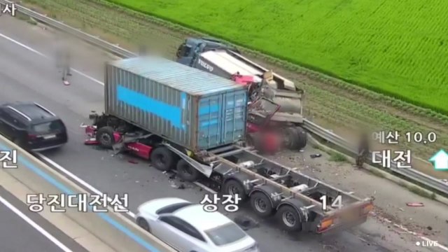 대형 트레일러가 25톤 화물차 추돌...2명 경상 / YTN