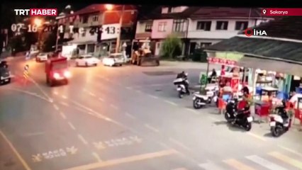 Kontrolden çıkan araç kahvehaneye girdi