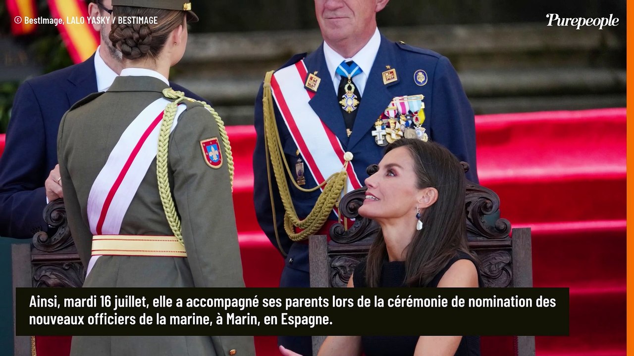 La reine Letizia d'Espagne agenouillée devant sa fille la princesse Leonor, son regard en dit long...