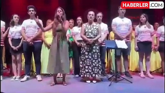 Yunan şarkıcı, Atatürk posteri ve Türk bayrağı indirilmeyince konsere çıkmadı