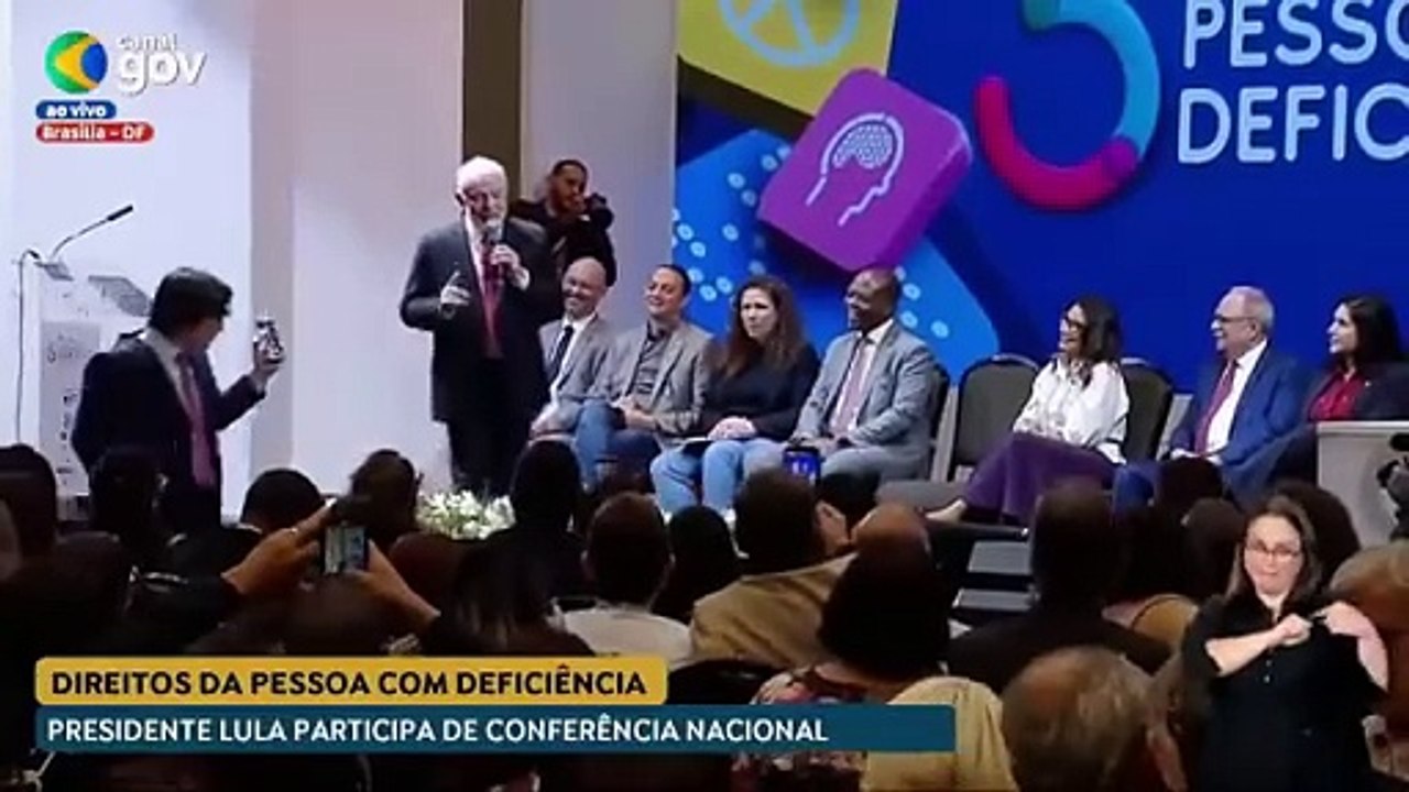 Lula recebe "chamadão" de Janja e decide ler discurso em evento com pessoas com deficiência