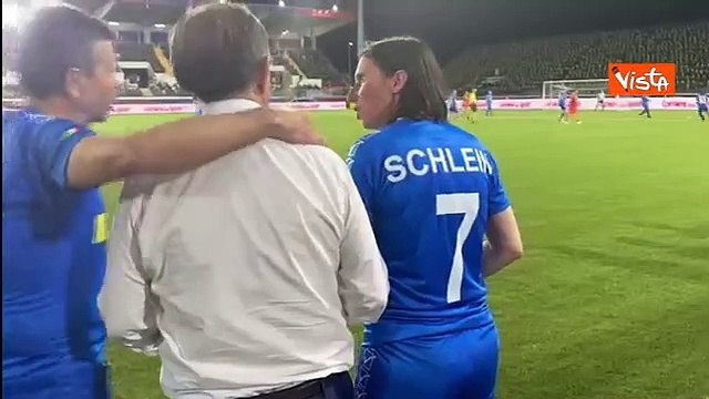 L'abbraccio e le risate di Mister La Russa e Schlein a bordo campo alla partita del cuore