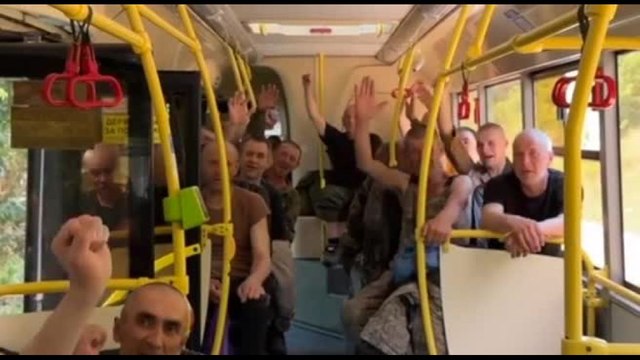 Scambio di prigionieri Kiev-Mosca, i soldati russi tornano a casa