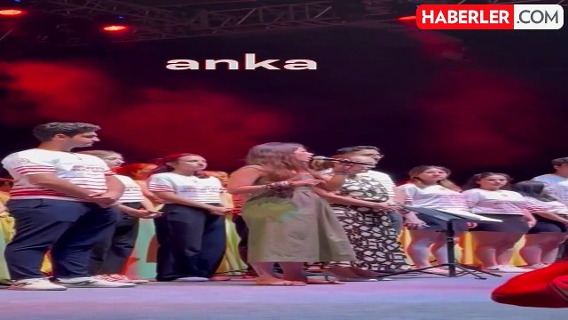 Yunan Şarkıcı Despina Vandi'nin Türk Bayrağı ve Atatürk Posterini İndirmesi Talebiyle Konser İptal Edildi