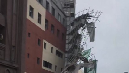 밤사이 비로 교회 공사 현장 가림막 무너져 / YTN