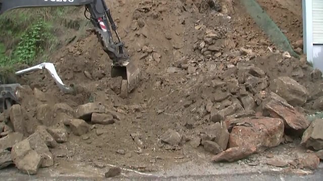 도로에 쏟아진 토사...바위도 떨어져 / YTN