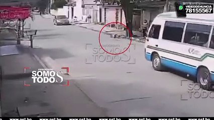 BUSCAN A CHOFER DE MICRO QUE ATROPELLÓ A UN PERRO