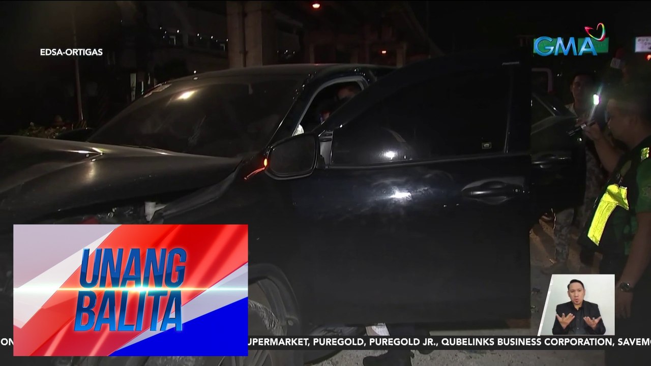 Mga concrete at plastic barrier, nagkalat matapos araruhin ng isang SUV; driver, sugatan | Unang Balita