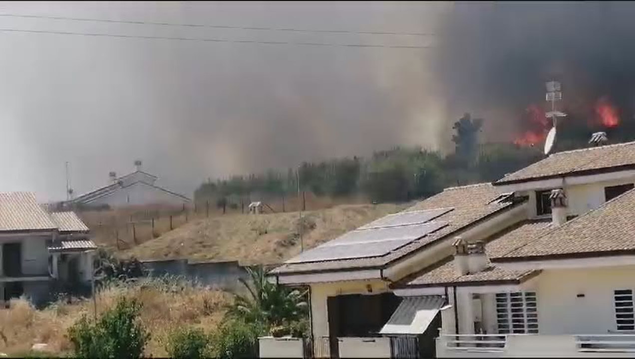 Casal Lumbroso, le fiamme minacciano le case - Video