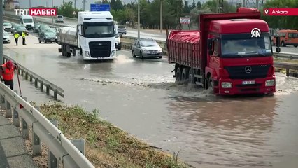 Ankara'da sağanak caddeleri göle çevirdi