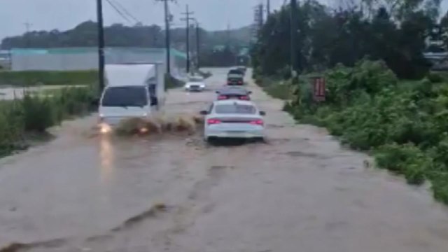 [제보영상 18일 7번] 경기 화성시 향남읍 도로 침수...차량 침수 피해 우려 / YTN