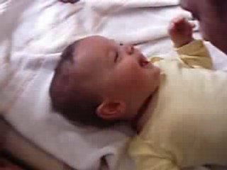 bébé qui rit c trop mimi