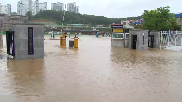 충남 당진 시간당 70mm 넘는 폭우...학생들 고립돼 구조 작업 진행 중 / YTN