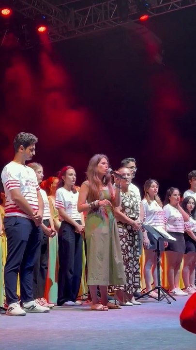 Yunan şarkıcı Türk Bayrağı'nı ve Atatürk resmini görünce sahneye çıkmadı