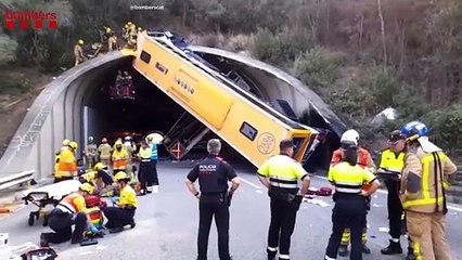واژگونی مورب یک دستگاه اتوبوس در دهانه تونلی در بارسلون؛ مسافری کشته نشد